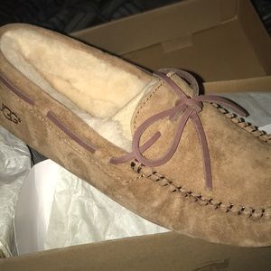 Ugg Dakota - 📦 INCLUDED